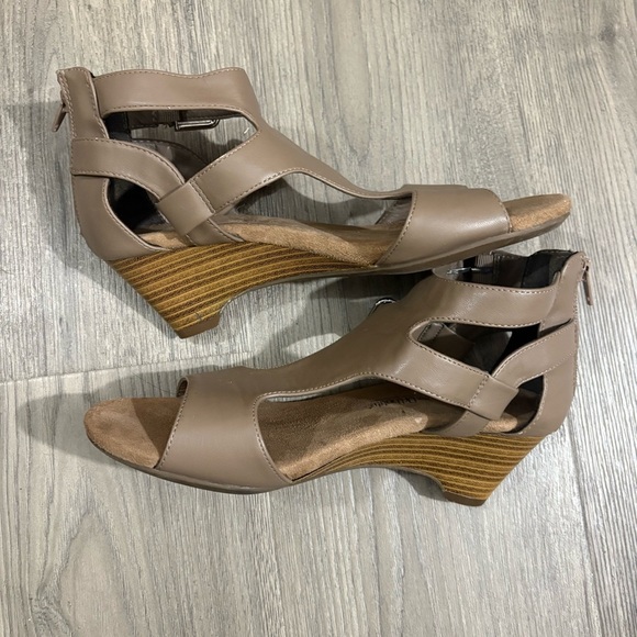 Croft and Barrow w Ortholite Taupe Women's Wedge Heels Sz 9 Zip Buckle Bohemian - Picture 5 of 10